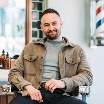 次のアバター： James