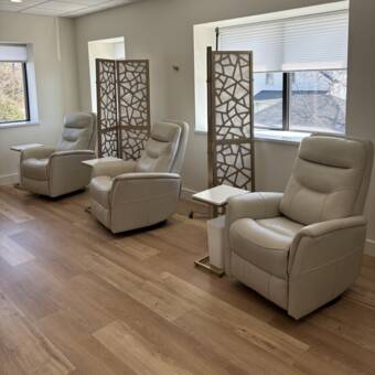 IV Therapypseudoportretas