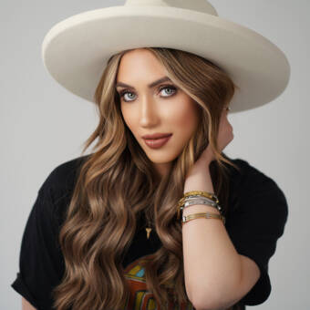 The avatar of Lauren