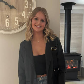 次のアバター： Holly