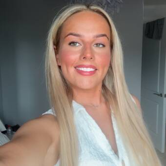 The avatar of Holly