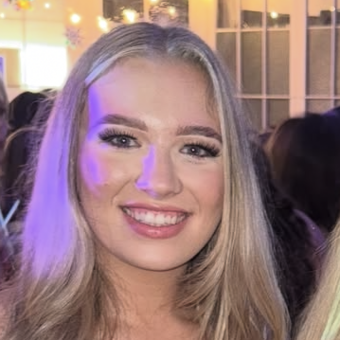 The avatar of Lauren 