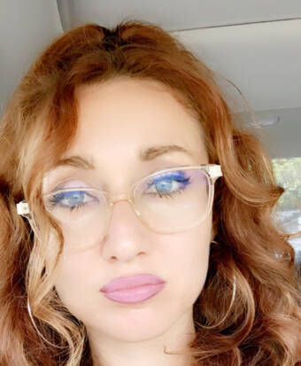 次のアバター： Holly