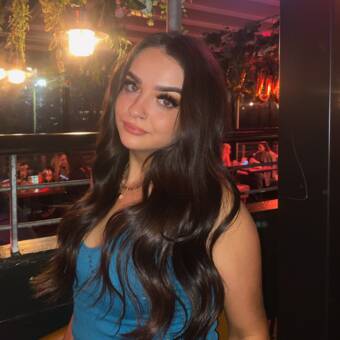 الصورة الرمزية لـ Chloe