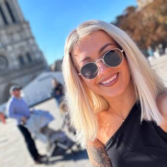 The avatar of Lauren