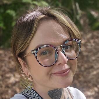 次のアバター： Holly