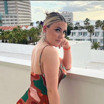 次のアバター： Zoe 