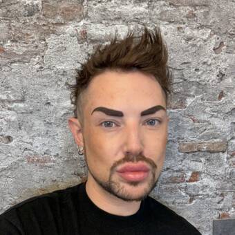 次のアバター： Damien