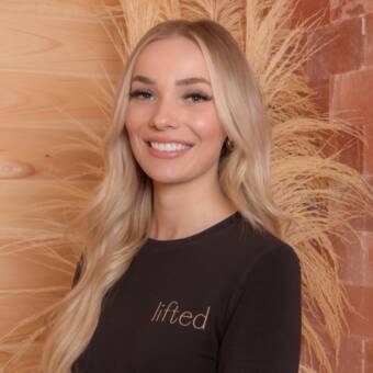 次のアバター： Davis