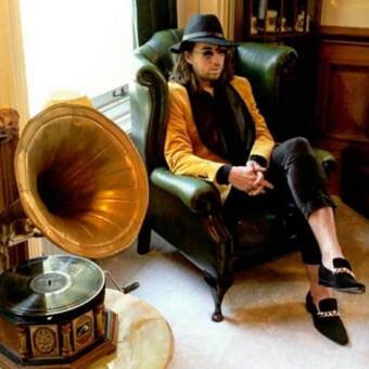 The avatar of Warren