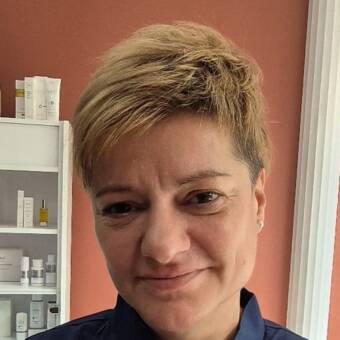 次のアバター： Monica