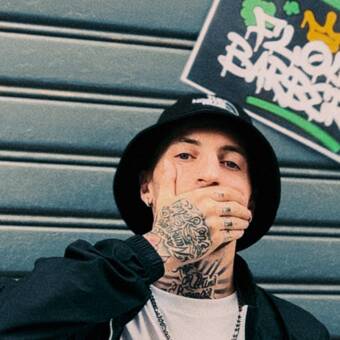 次のアバター： Simone