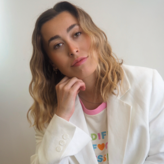 الصورة الرمزية لـ Monique