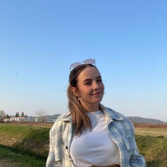 الصورة الرمزية لـ Lorena