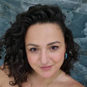 次のアバター： Carla