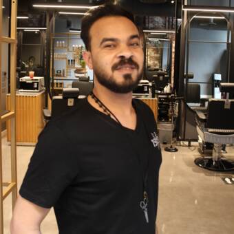 次のアバター： AHMAD HASAN