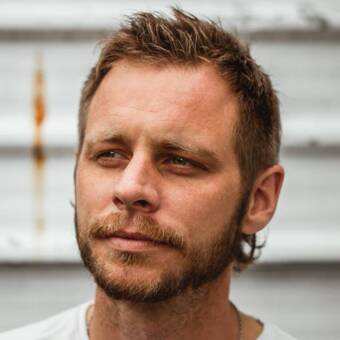 次のアバター： Tavis