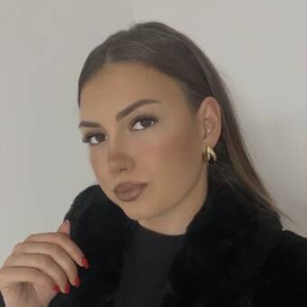 次のアバター： Martina