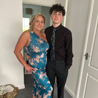 次のアバター： Amy