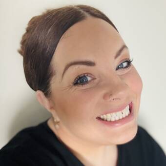 The avatar of Laura -