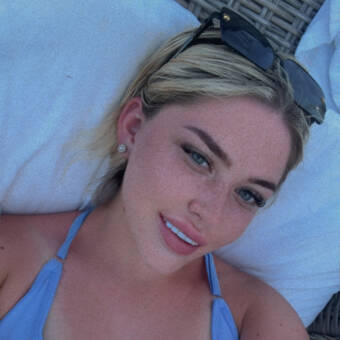 次のアバター： Courtney 