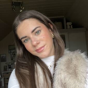 الصورة الرمزية لـ Manon