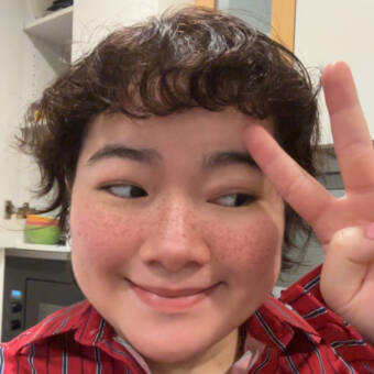 次のアバター： Helen