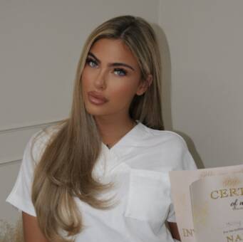 次のアバター： Holly