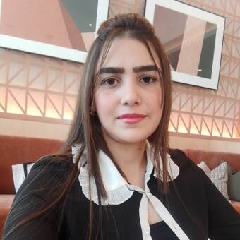 次のアバター： Amna