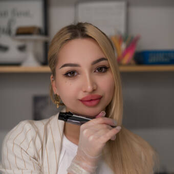 الصورة الرمزية لـ Alina