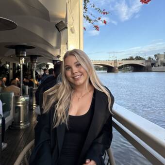 The avatar of Lauren