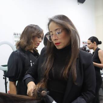 的化身 Angela S. Estilista Y Maquillista