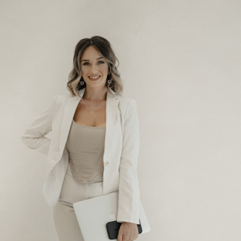 The avatar of Lauren