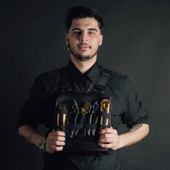 次のアバター： Moises